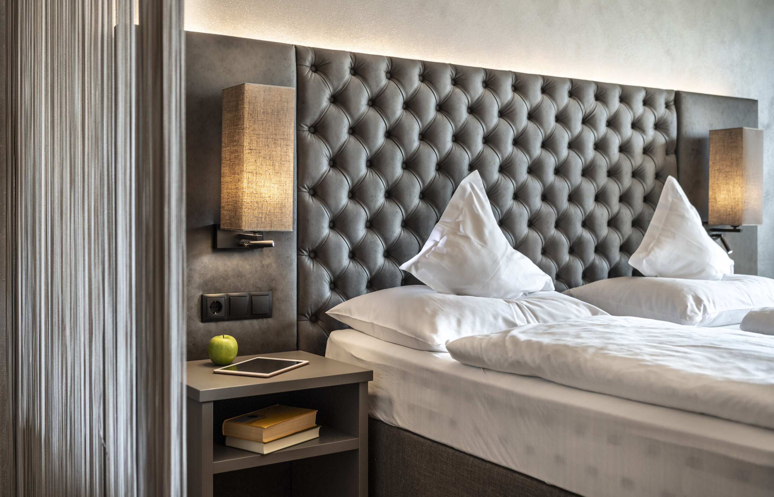 Raumtrenner und Doppelbett der Suite Aurum - Hotel das stachelburg