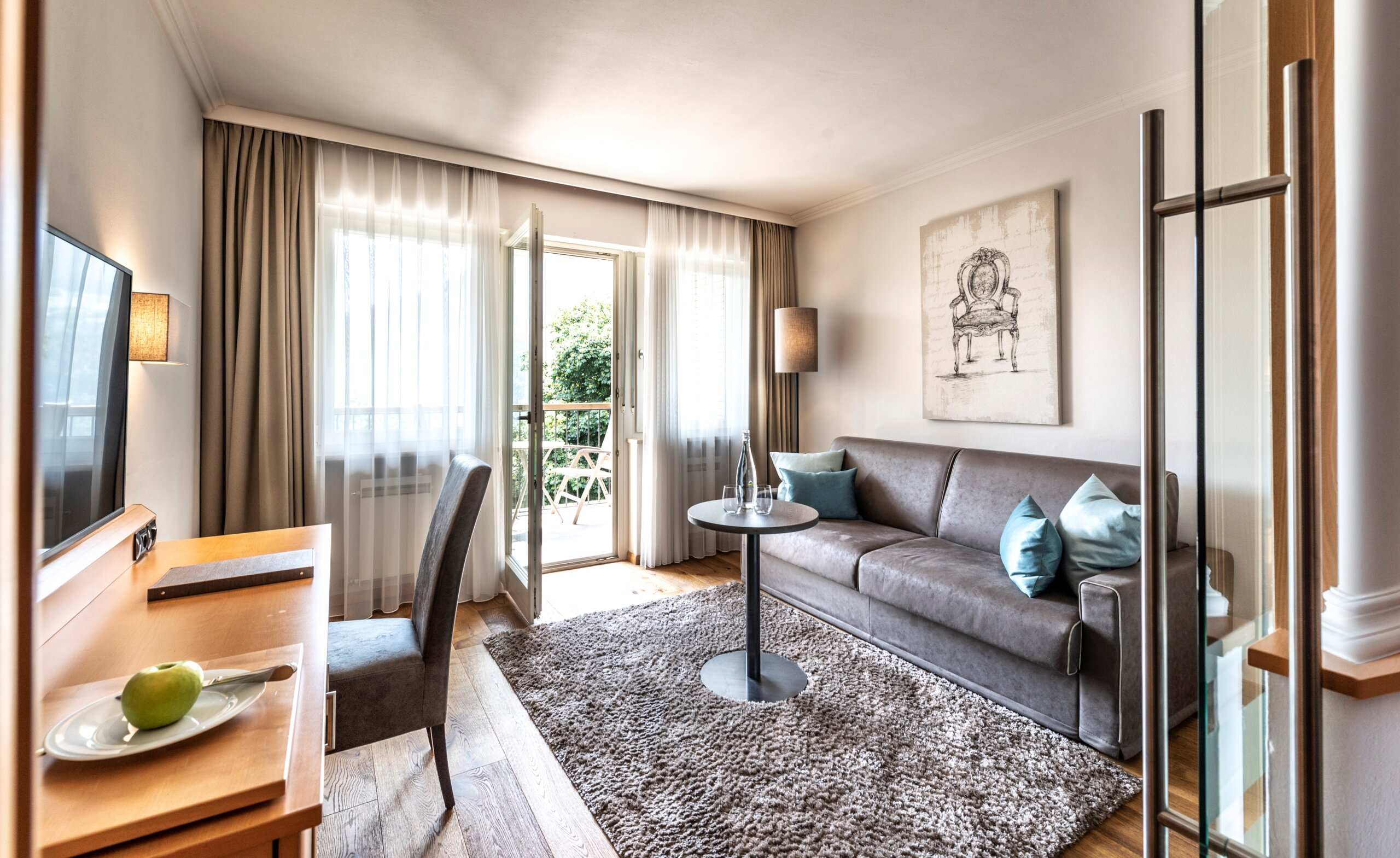 Wohnzimmer mit Balkon der Suite Balance - Hotel das stachelburg