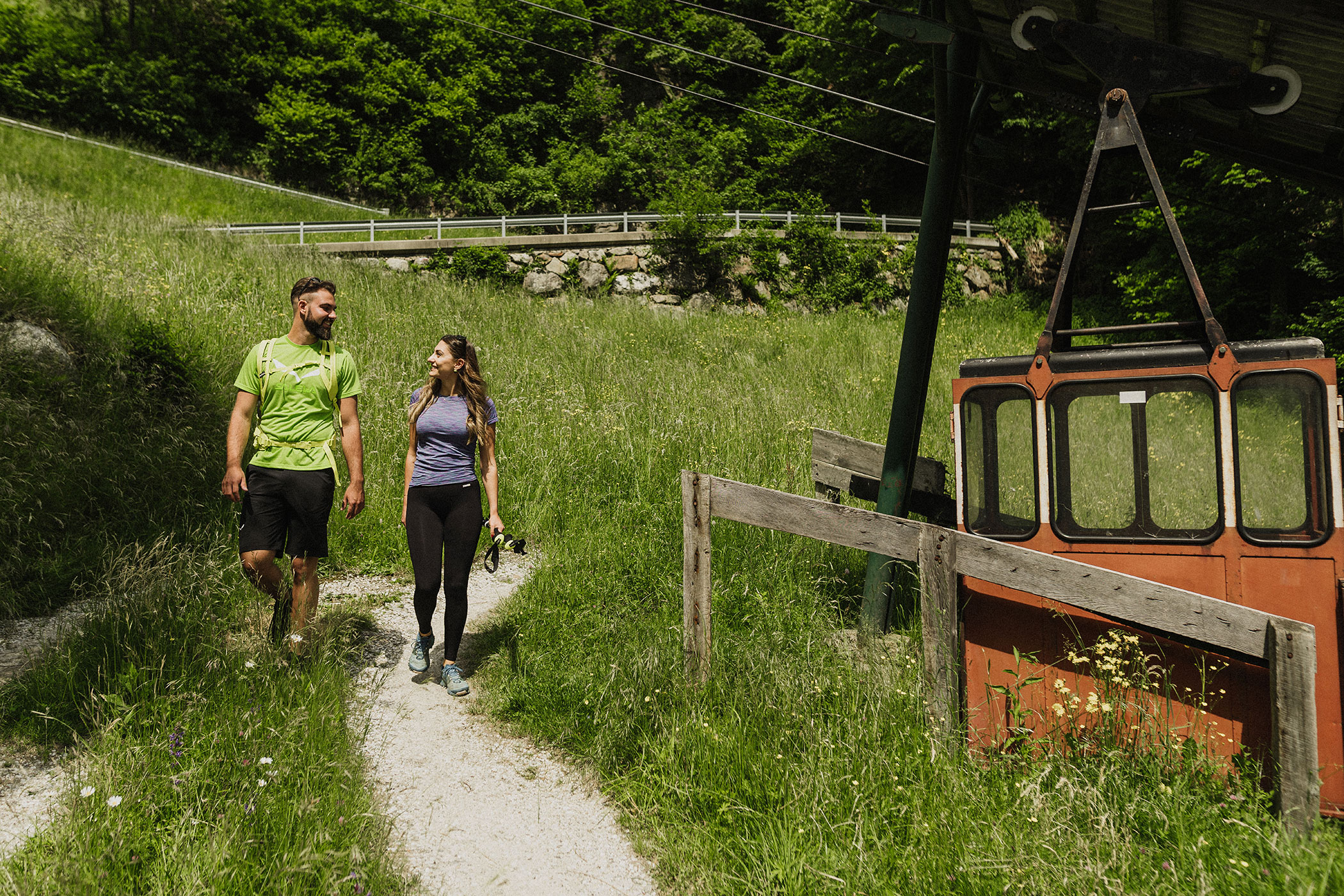 Pärchen am Wandern alte Seilbahnkabine daneben