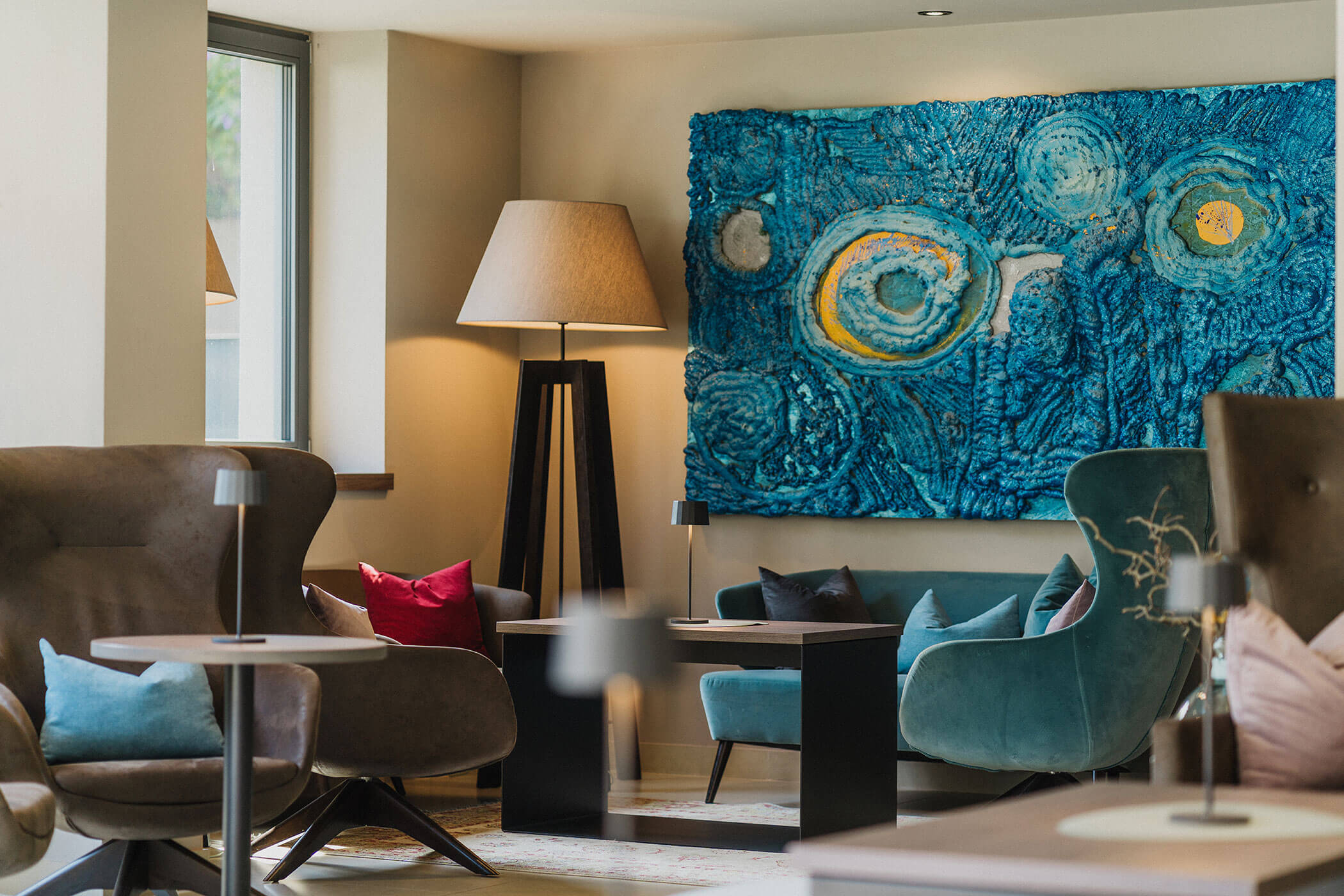 Bar lounge mit großem Bild an der Wand