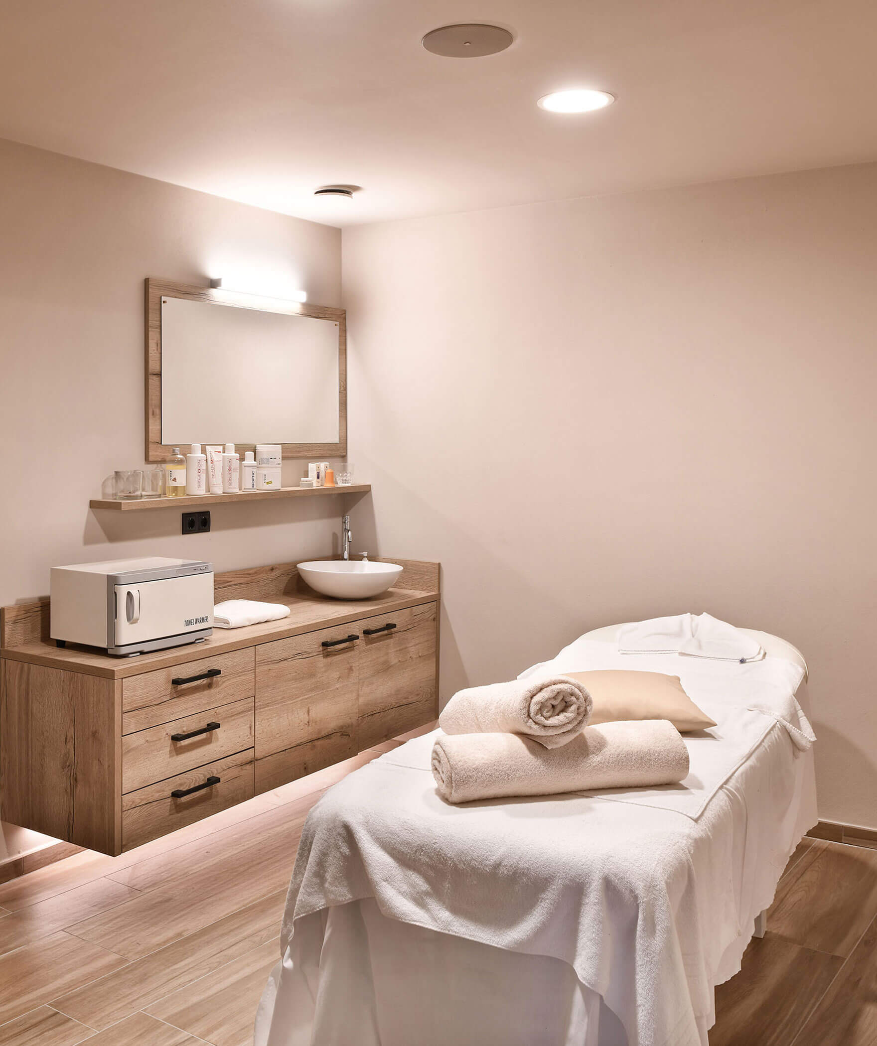 Beauty Raum mit einem Masoretisch in der Mitte