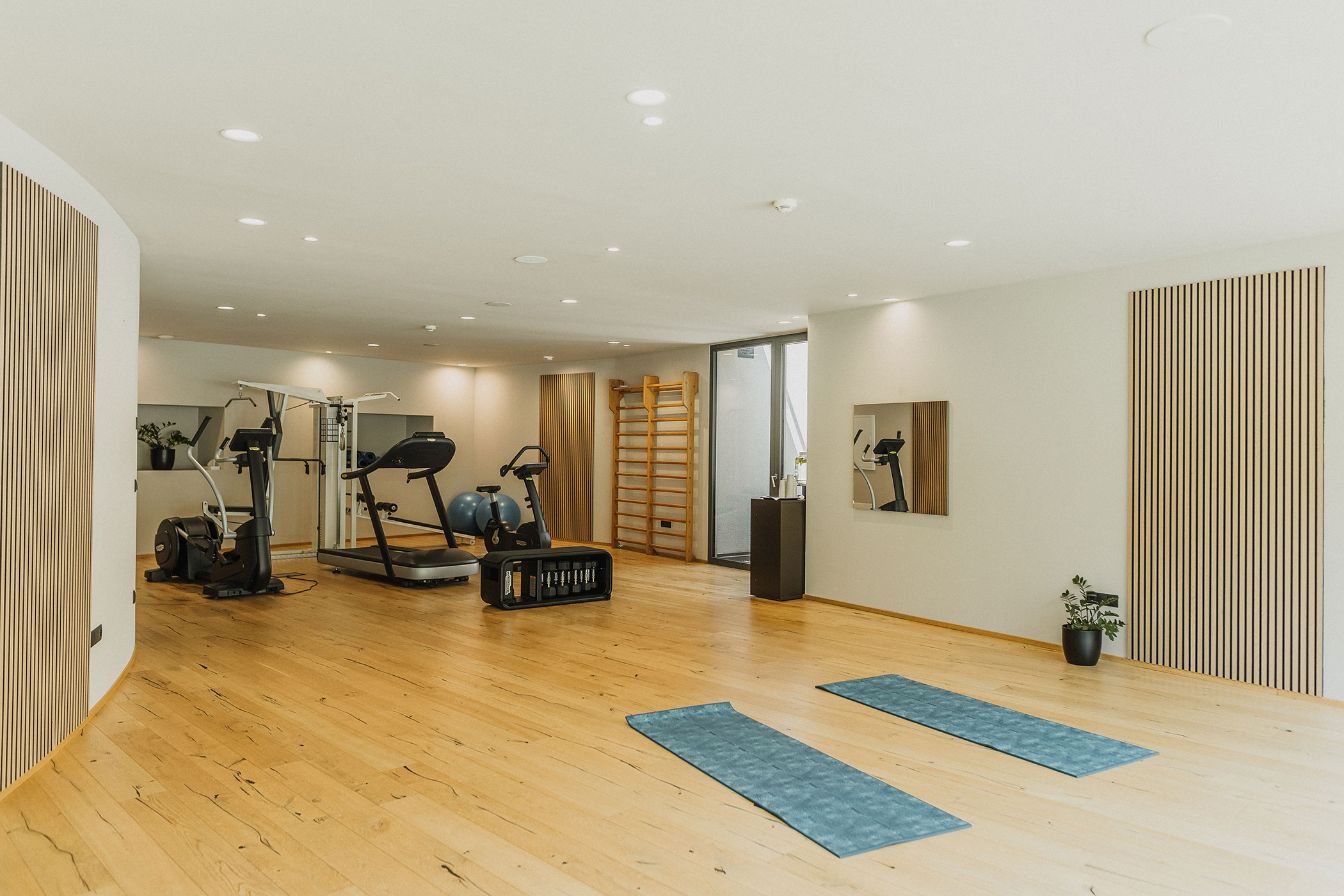 Fitnessraum Zwei matten und Geräte