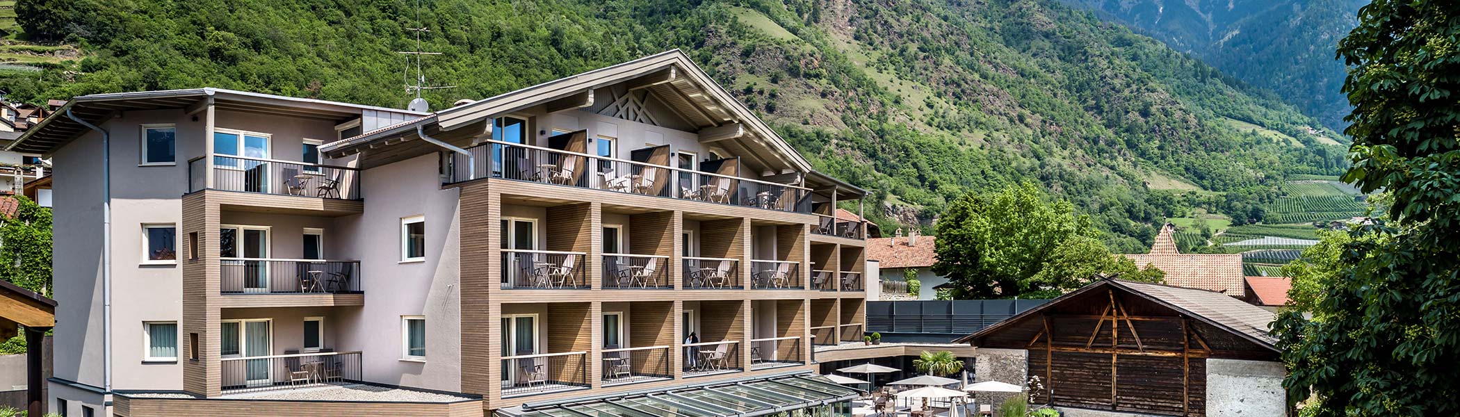 Balkon Aussicht auf Gebirge und Kirche