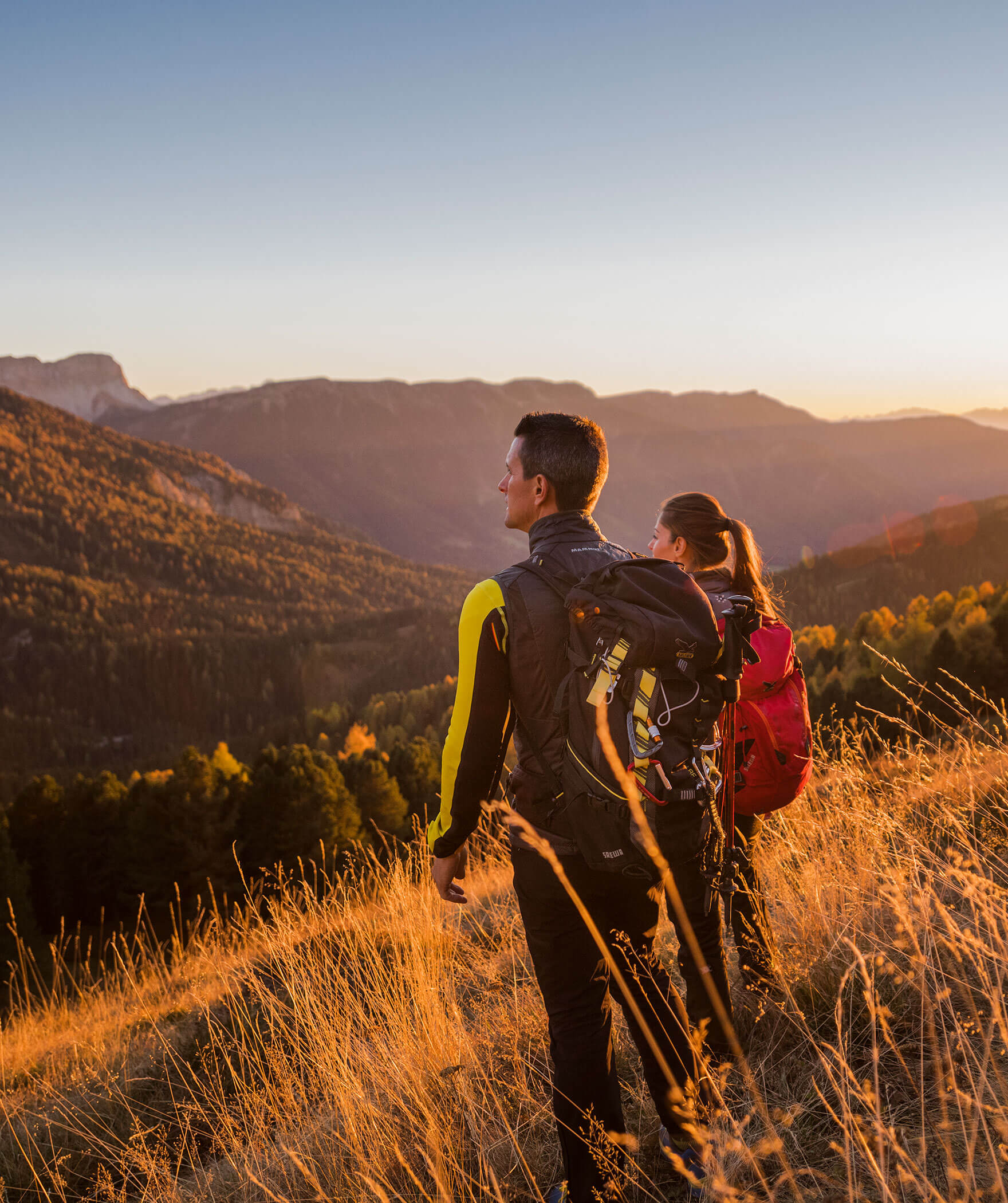 Ein Paar wandern durch die herbstliche Umgebung