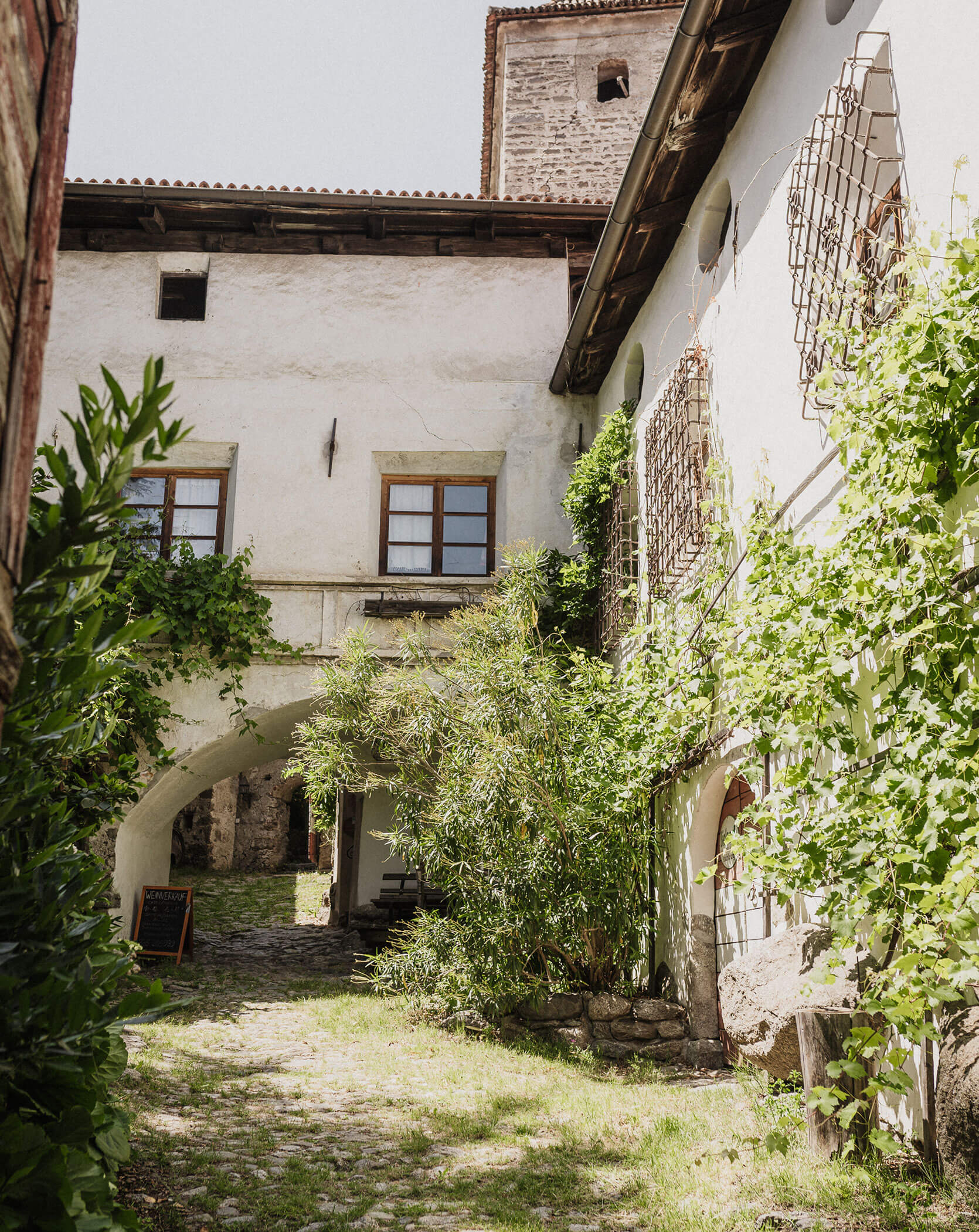 Innenhof zugewachsene Wände
